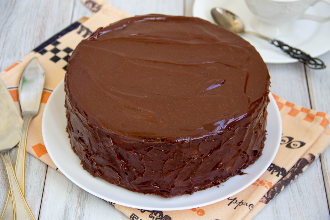 Шоколадный торт со сливочным кремом в шоколадной глазури