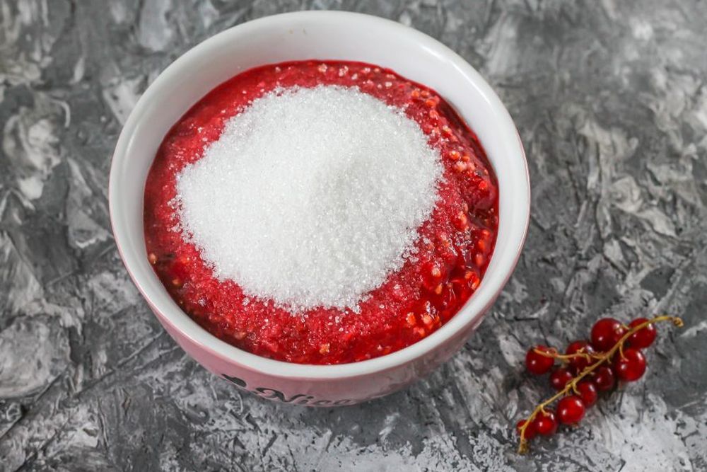 Красная смородина с сахаром через мясорубку