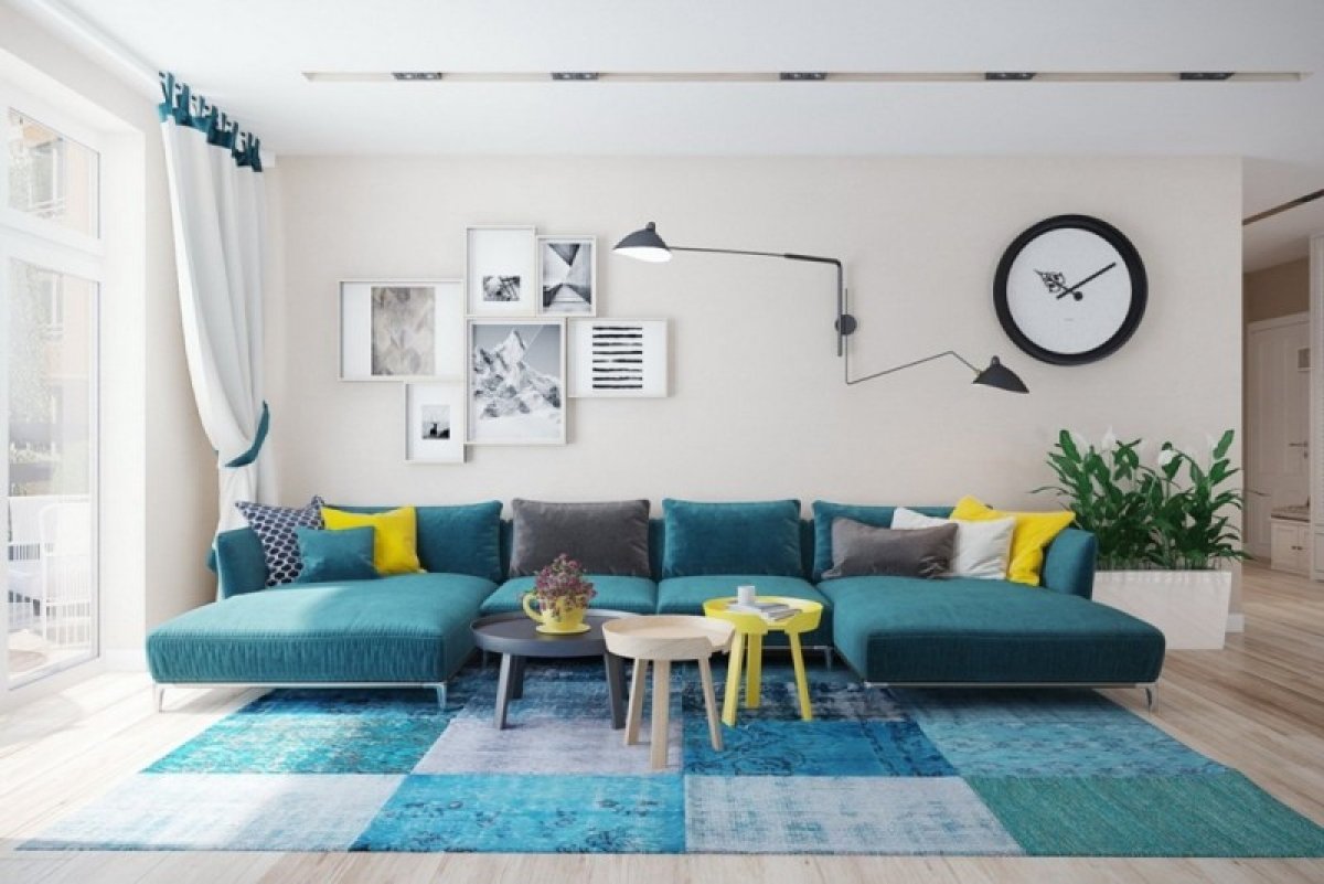 Бирюзовый диван в интерьере гостиной с цветами серого