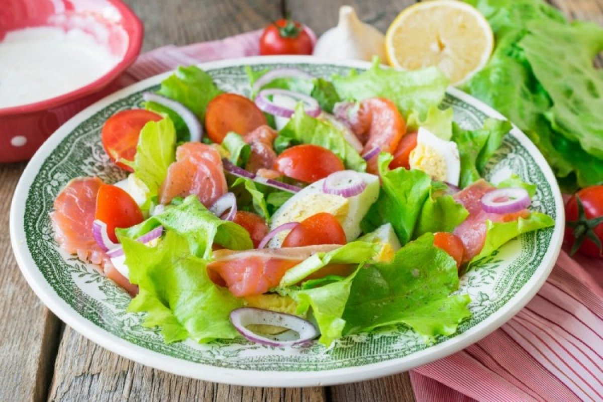 Быстрый и простой рецепт салата с красной рыбой и помидорами