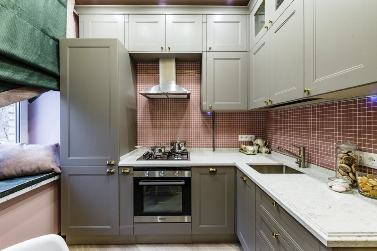 Дизайн маленькой кухни фото с холодильником фото