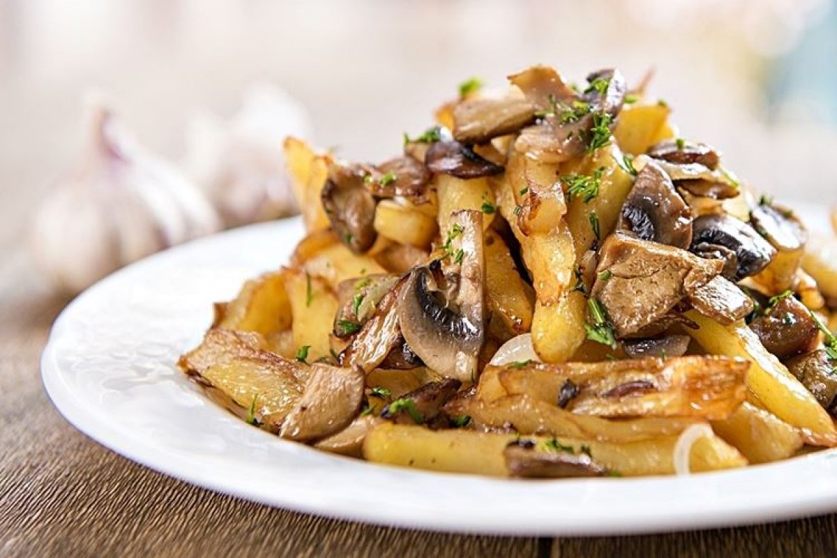 Жареная картошка с грибами - рецепты приготовления