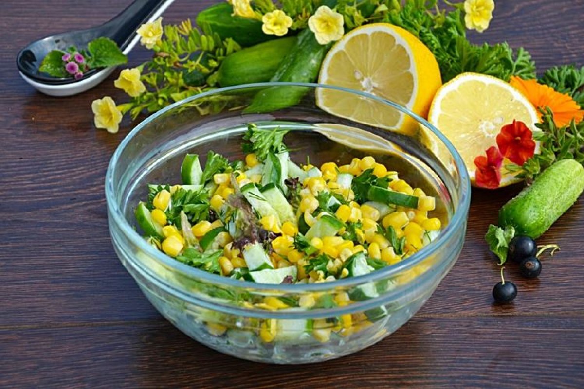 Сочный крабовый салат со сладкой кукурузой – пошаговый рецепт приготовления с фото