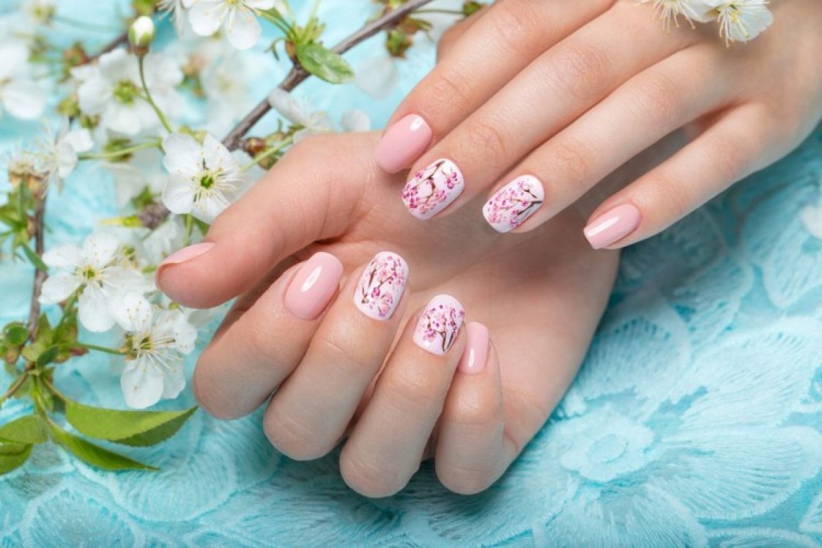 Маникюр с цветочками нежный. Весенние ногти. Красивые короткие ногти.