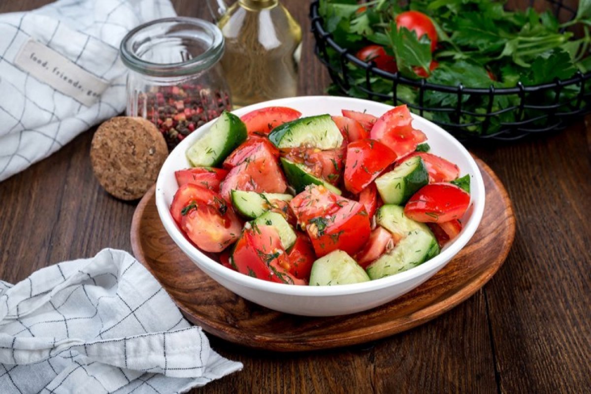Салат из огурцов и помидоров - пошаговый рецепт с фото