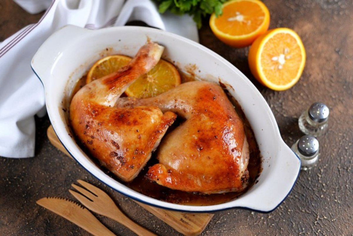 Курица с медом на сковороде. Окорочка куриные в соусе. Курица с апельсинами в духовке. Курица в апельсиновом маринаде. Жаровня с курицей.