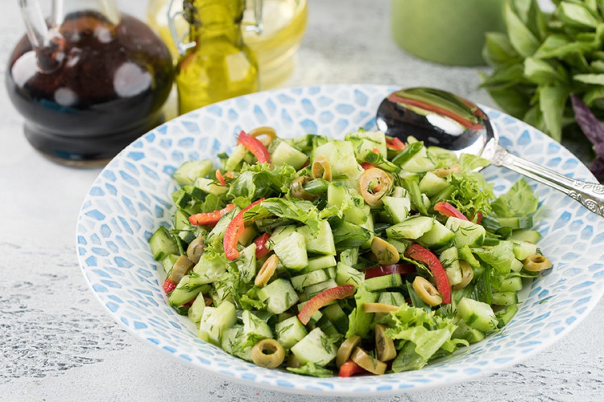 Салат. Зелень для салатов. Салат из зелени. Салат с огурцами. Рецепты вкусных салатов из свежих огурцов