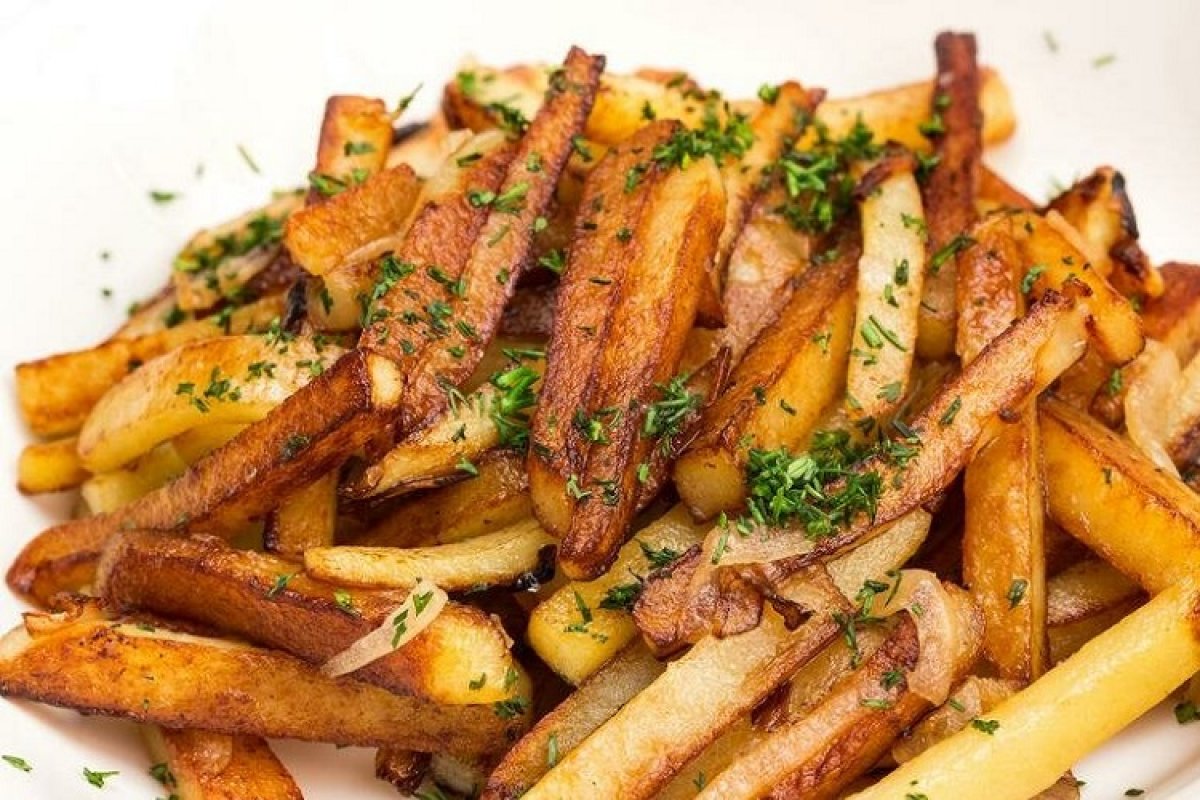 Приготовить пожарить картошку. Jarenaia kartoshka. Жареный картофель. Жареная картошечка. Красивая жареная картошка.
