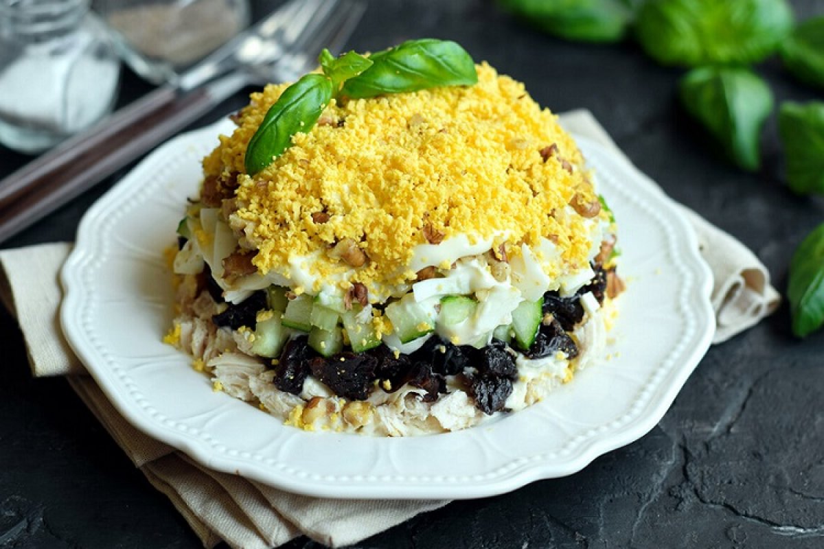 Салат с черносливом рецепты с фото простые. Нежный с грецким орехом и черносливом салат на белом фоне.