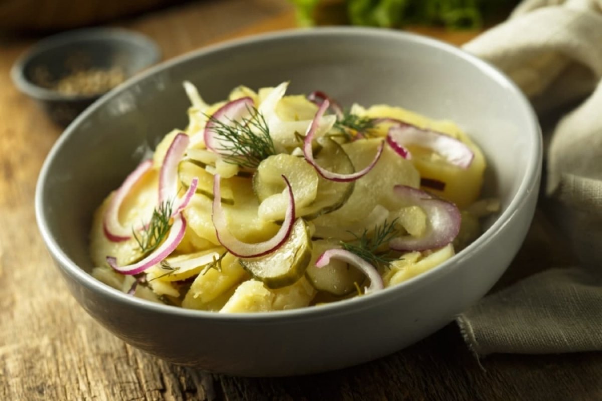 Салат из копченых ушек с солеными огурцами и картошкой | Рецепты с фото