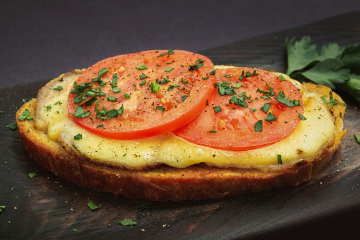Видео рецепт приготовления бутербродов с сыром и помидорами: