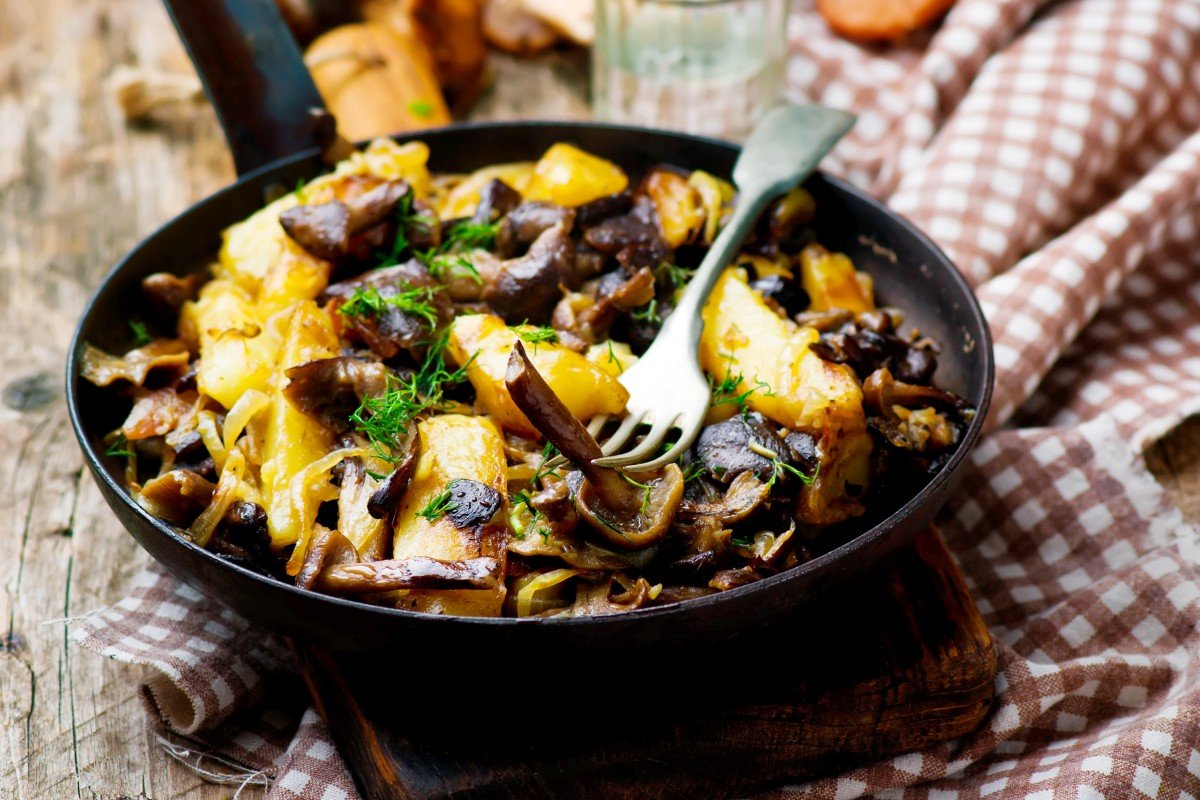 Рецепты со свежей картошкой. Жареная картошка с грибами. Жареная картошка с грибами и луком. Жареная картошка с грибами на сковороде. Картофель жареный с грибами.