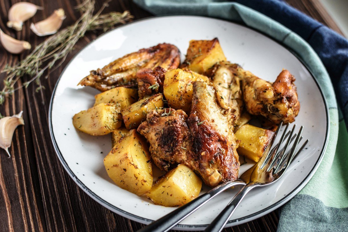 Куриные крылышки с картошкой в духовке рецепт