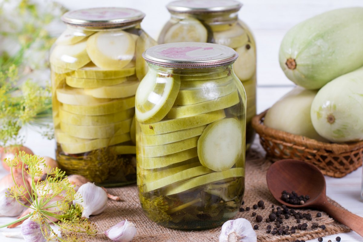 Консервированные кабачки с вишней (на зиму)