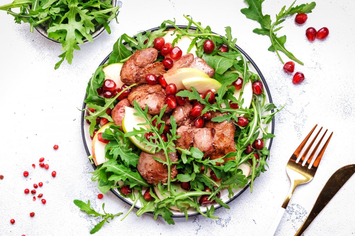 Тёплый салат из куриной печени