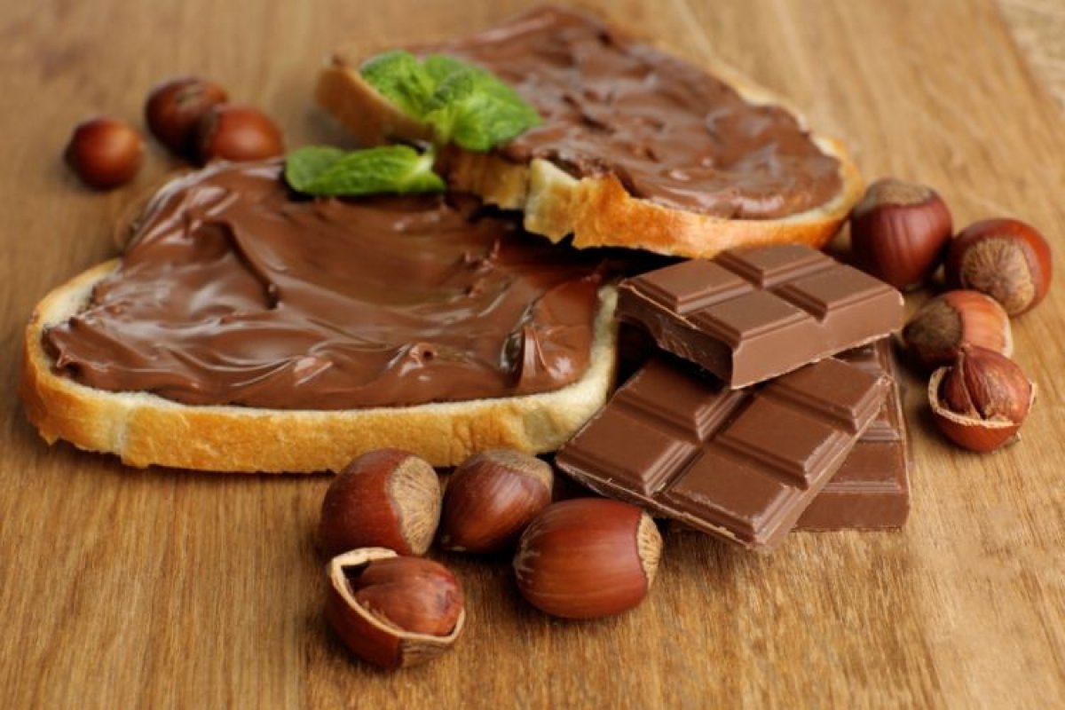 Шоколад из тертого ореха. Шоколадная паста Chocolate Hazelnut. Шоколадная паста Chocolate Hazelnut Cream. Бутерброд с шоколадом. Шоколадная паста на хлебе.