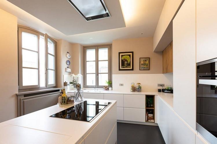 Дизайн потолка - Дизайн белой кухни