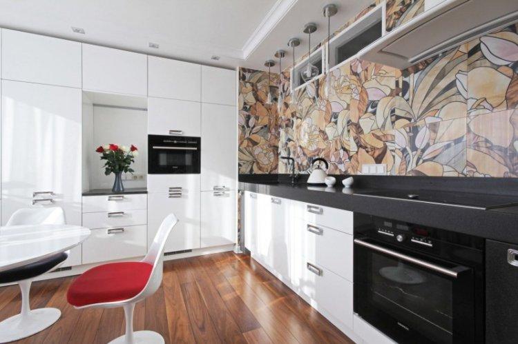 Белая кухня с черной столешницей - Дизайн интерьера