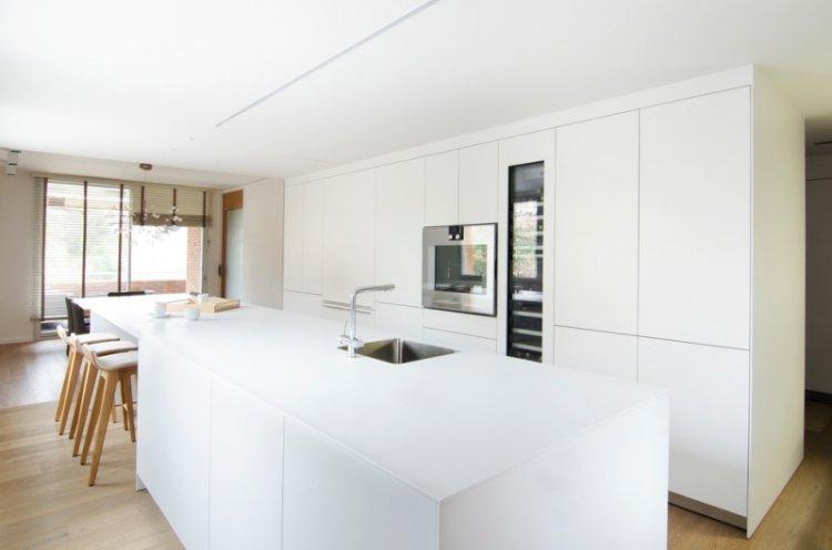 Современная белая кухня с белой столешницей - дизайн фото