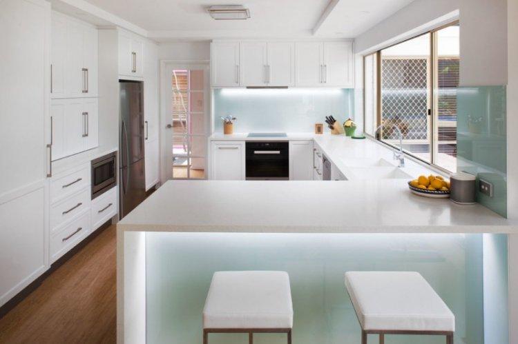 Современная белая кухня с белой столешницей - дизайн интерьера