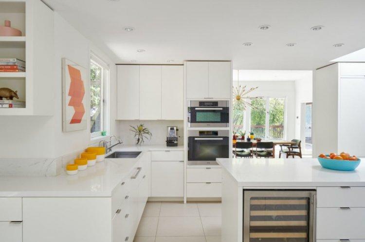 Кухня с белой столешницей и фартуком - дизайн фото