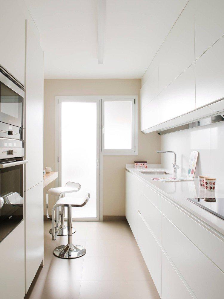 Кухня с белой столешницей и фартуком - дизайн фото