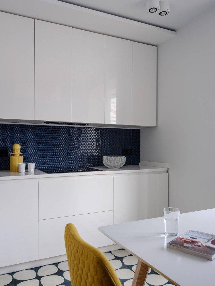 Глянцевая белая кухня с белой столешницей - дизайн интерьера
