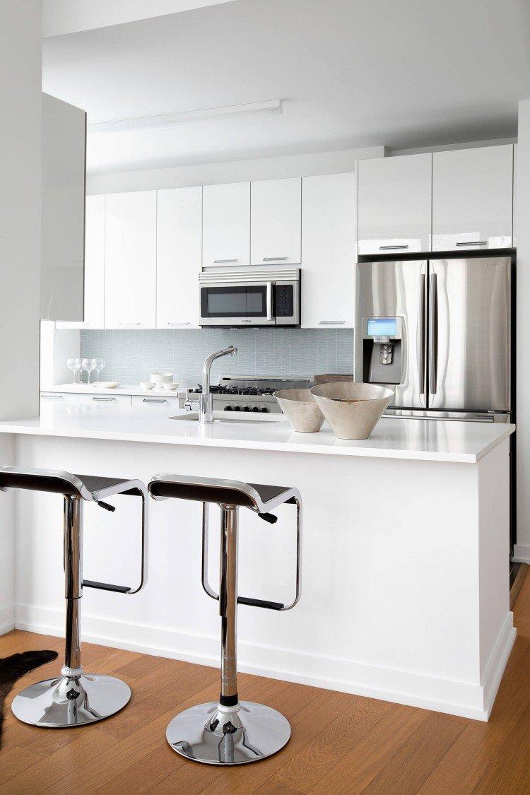 Глянцевая белая кухня с белой столешницей - дизайн фото