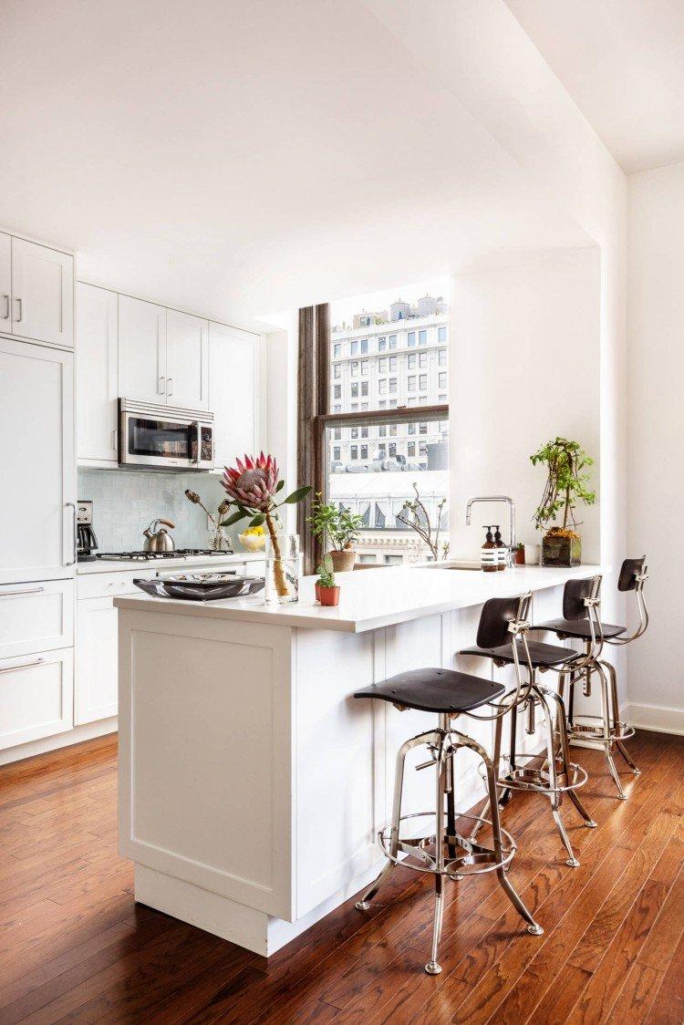 Матовая белая кухня с белой столешницей - дизайн фото