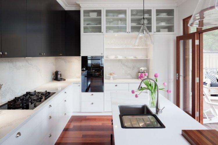 Черно-белая кухня с белой столешницей - дизайн интерьера