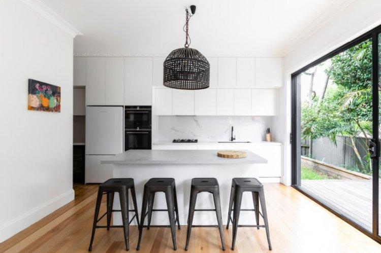 Черно-белая кухня с белой столешницей - дизайн фото