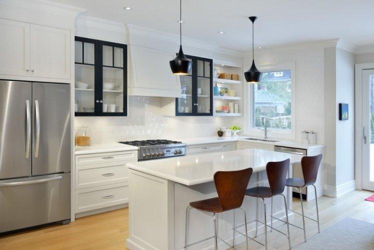 Черно-белая кухня с белой столешницей - дизайн фото
