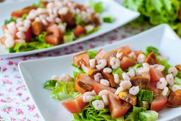 Салат с креветками и хурмой - рецепты