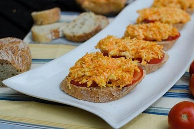 Бутерброды с морковью и сыром на Новый год 2021 - рецепты