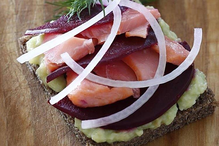 Бутерброды с лососем свеклой и авокадо на Новый год 2021 - рецепты