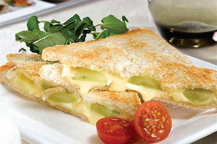 Бутерброды с сыром бри и виноградом на Новый год 2021 - рецепты