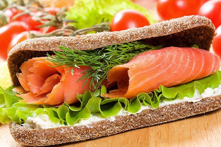 Сэндвичи с семгой - Бутерброды с красной рыбой рецепты
