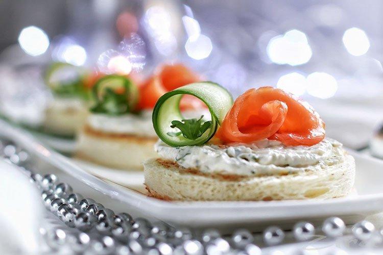 Бутерброды с красной рыбой и яичным салатом - рецепты