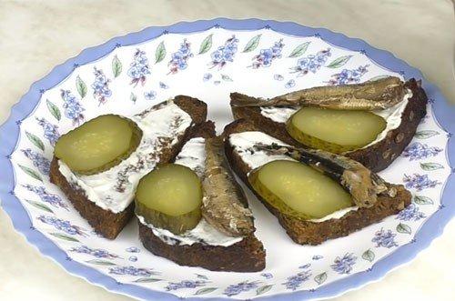 Бутерброды со шпротами рецепт классический с белым хлебом