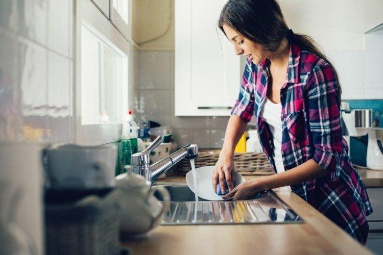 Мытье посуды - Что должна делать женщина по дому