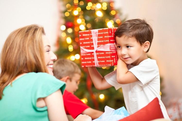 Что подарить мальчику на Новый год 2021: лучшие идеи подарков