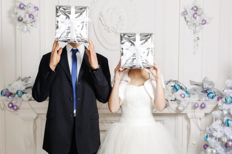Что подарить на свадьбу: 50+ идей подарков молодоженам