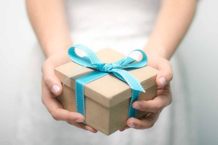 Что подарить парню на День рождения: 50+ лучших идей подарков