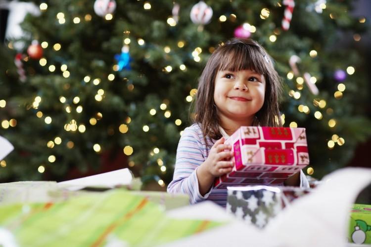 Что подарить ребенку на Новый год 2021: лучшие идеи подарков