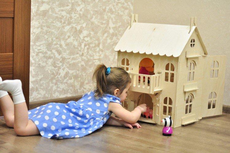 Необычный кукольный дом - Что подарить ребенку на Новый год 2021