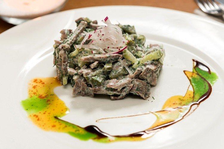 Салат из говядины с горошком и маринованными огурцами - Что приготовить из говядины рецепты