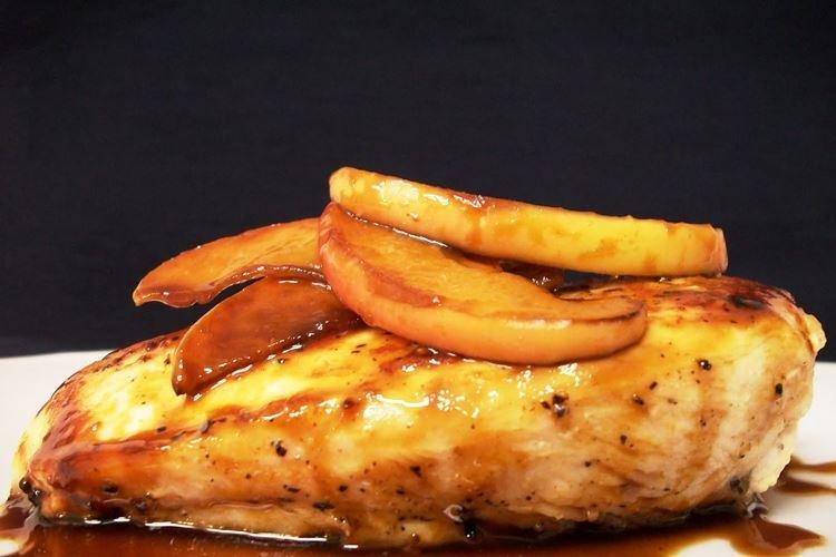 Куриная грудка с карамелизированными яблоками - Что приготовить из куриной грудки