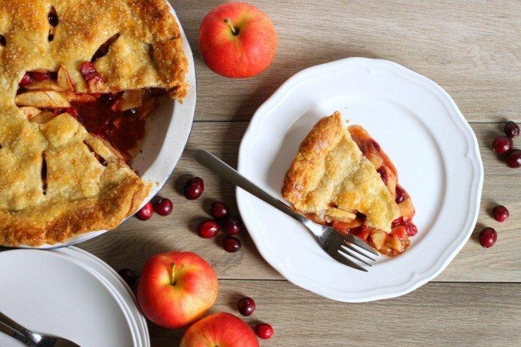 Слоеный пирог с яблоками и клюквой - Что приготовить из слоеного дрожжевого теста