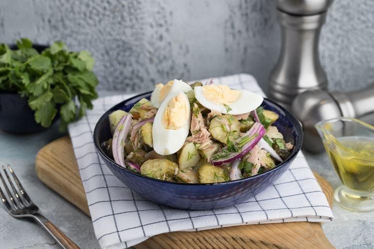 Картофельный салат с тунцом - Что приготовить на обед быстро и вкусно