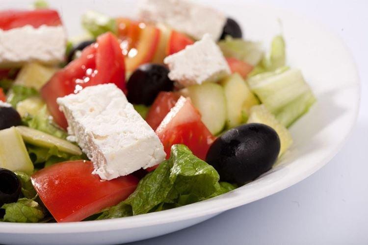 Классический греческий салат - Что приготовить на обед быстро и вкусно